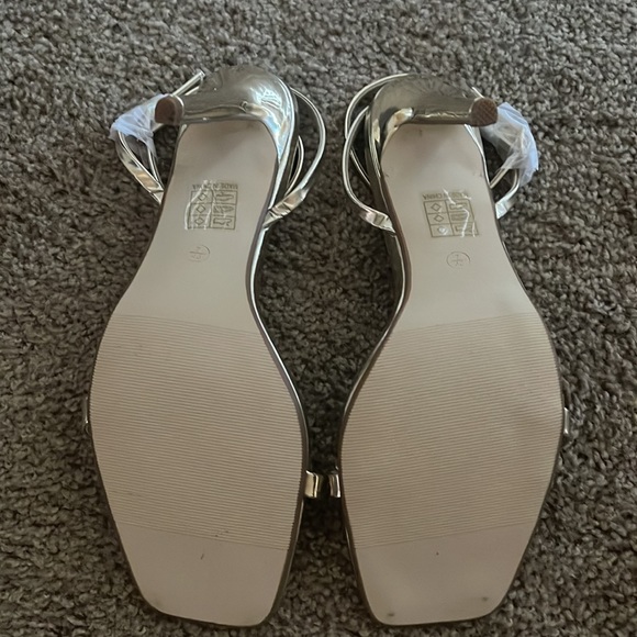 New Boohoo gold strappy sandals size 7 no box - Picture 5 of 5